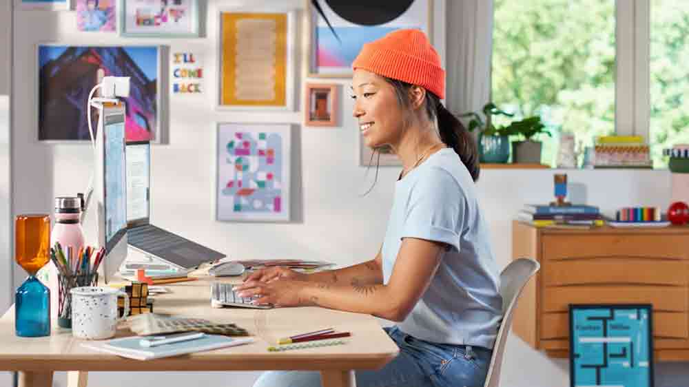 Žena v kanceláři pracující na klávesnici Logitech MX Keys Mini for Mac_03