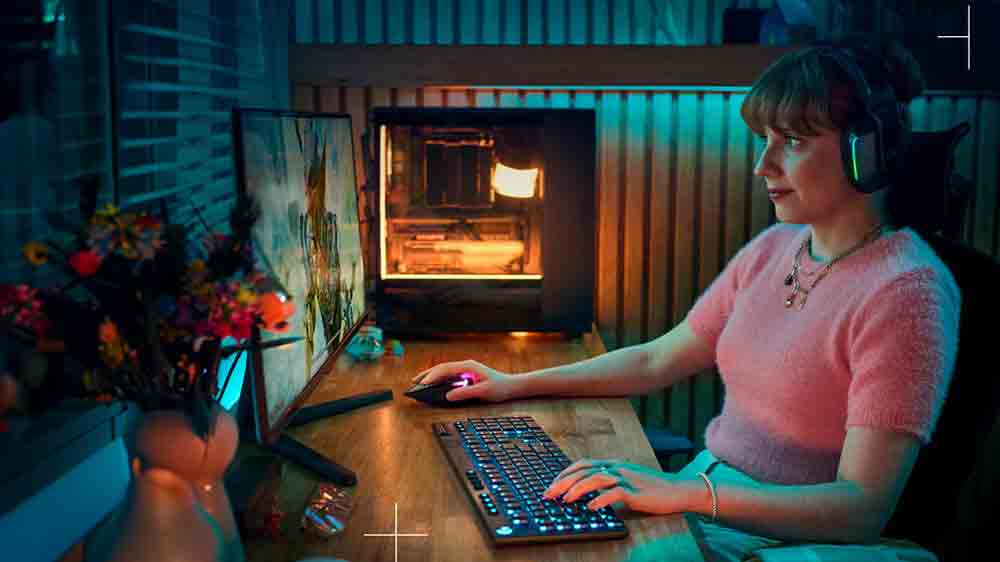 Žena se sluchátky hraje počítačové hry_02