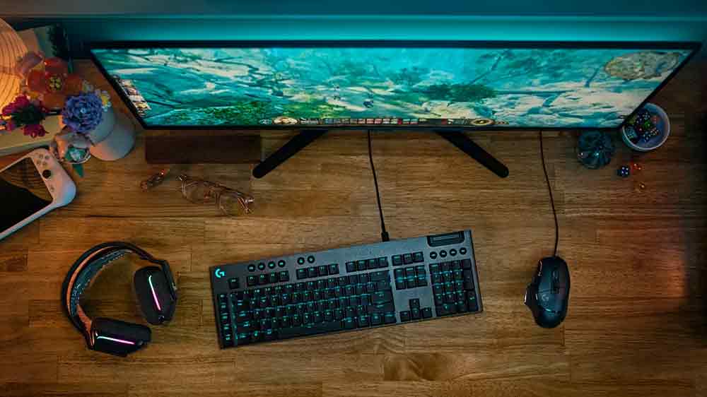 Wired Gaming Keyboard Logitech G915 X připojen&aacute; k monitoru_02