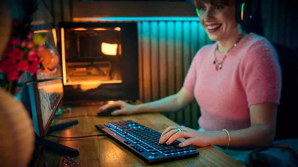 Žena ťukaj&iacute;c&iacute; do kl&aacute;vesnice_03