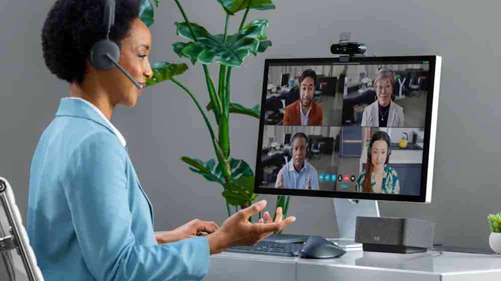 Žena před monitorem s webkamerou Logitech BRIO 4K_02