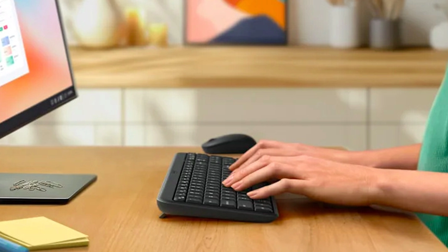 Žena píše na bezdrátové klávesnici Logitech MK250 US