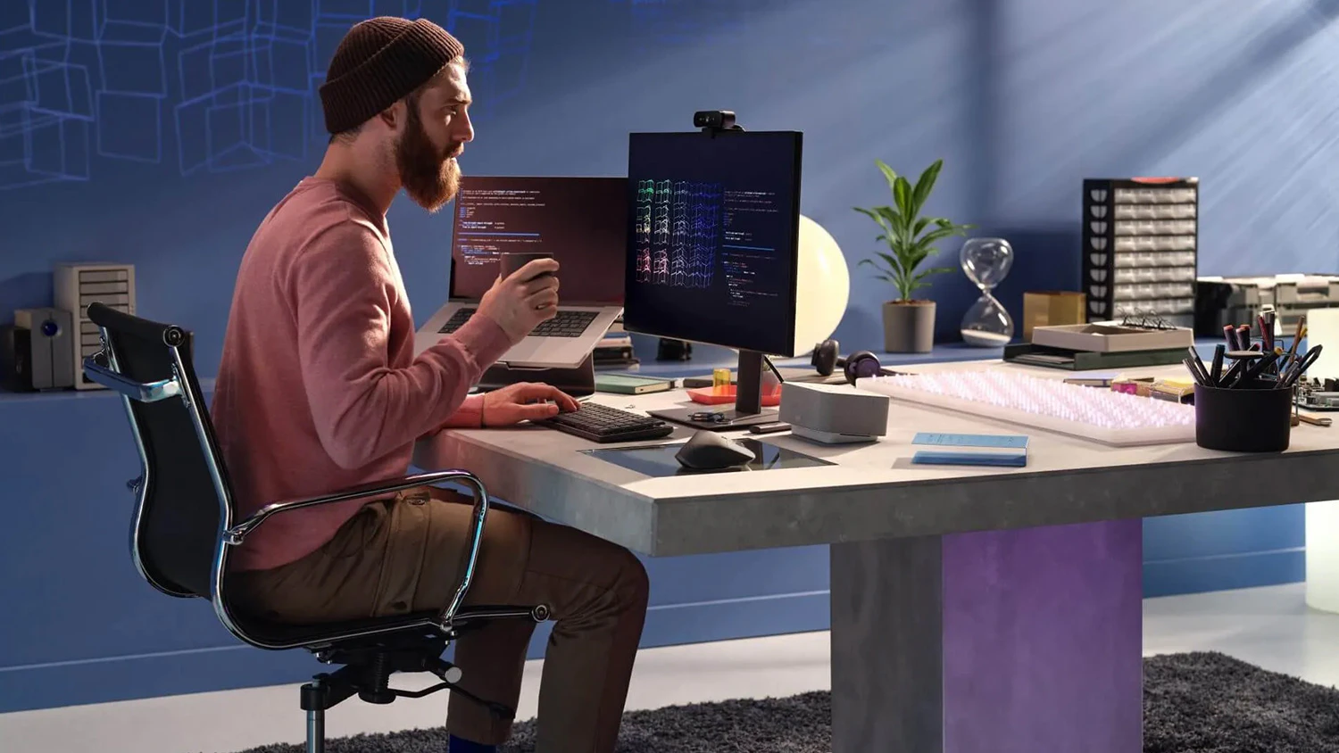 Muž u pracovn&iacute;ho stolu s Logitech MX Master 3S SE