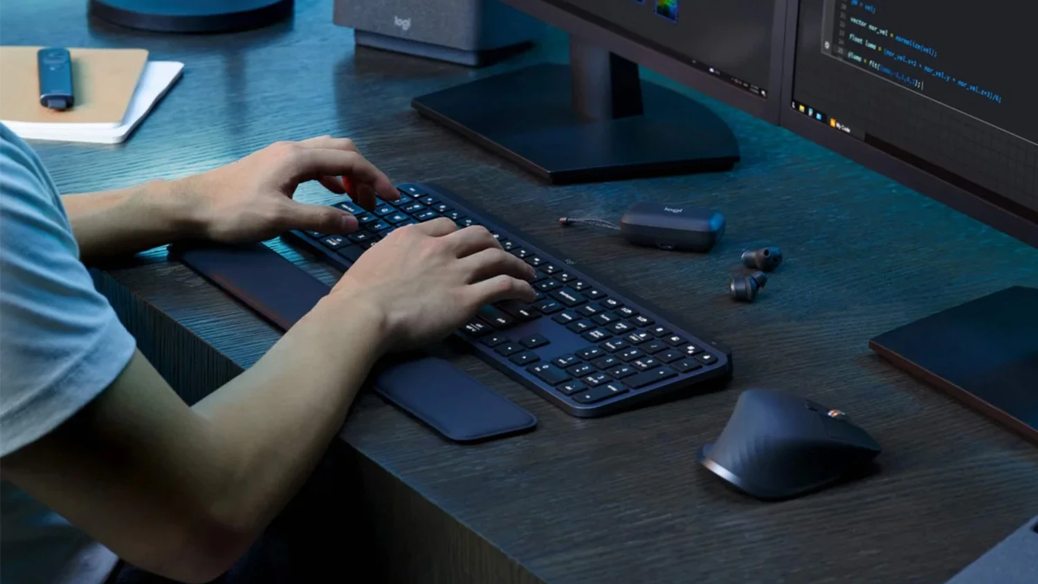 Ruce na kl&aacute;vesnici na stole s Logitech MX Master 3S SE