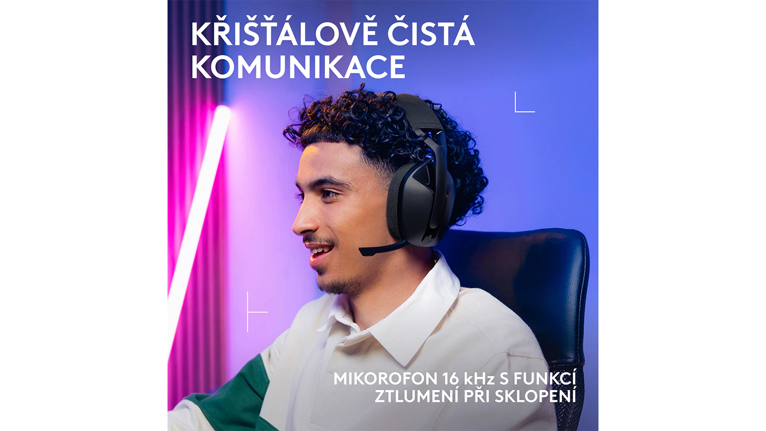 Muž se sluch&aacute;tky Logitech G321 LIGHTSPEED