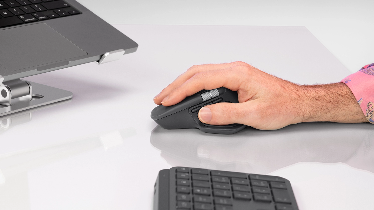 Ruka drž&iacute;c&iacute; my&scaron; Logitech MX Master 4