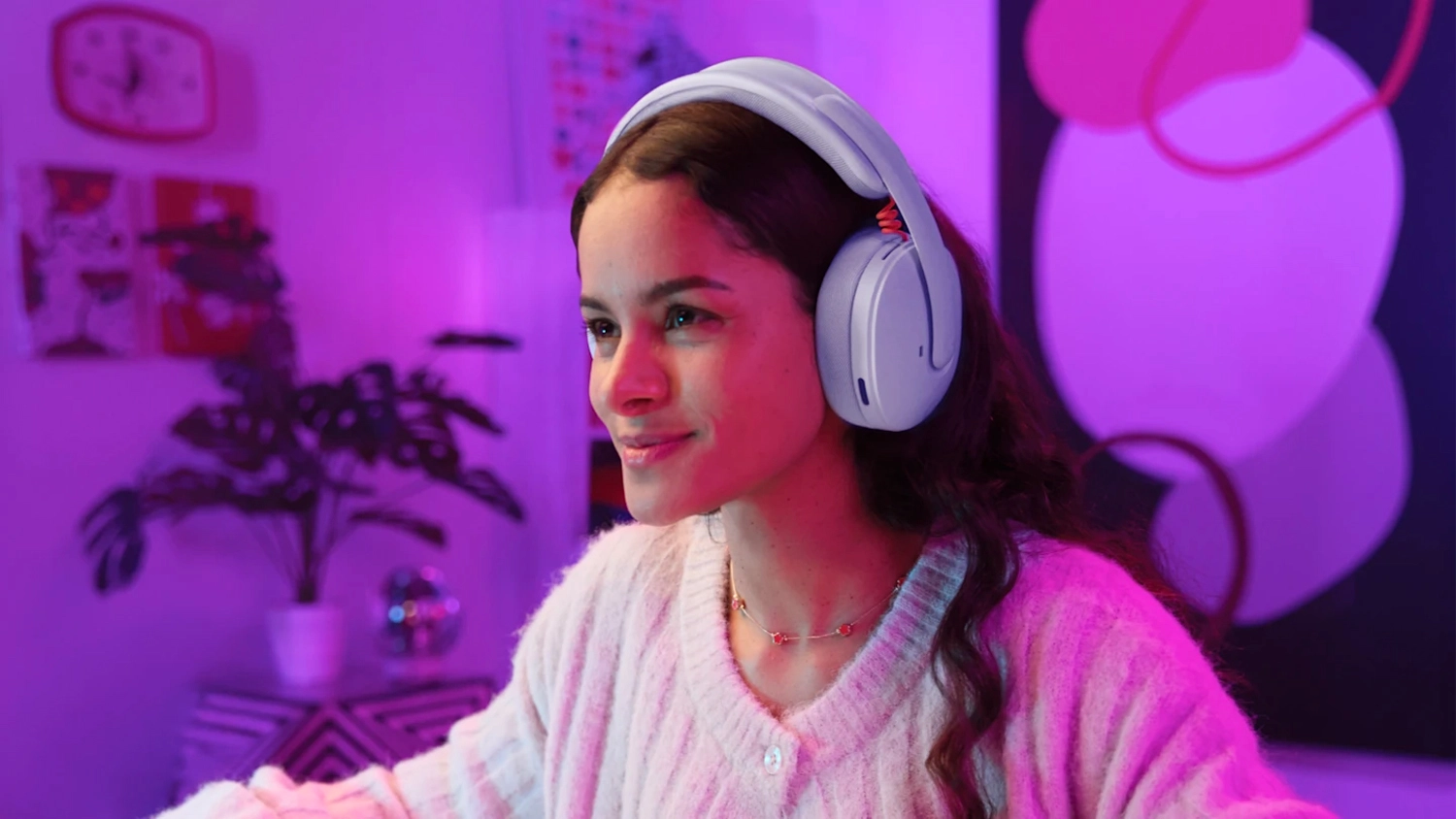 Žena s nasazenými sluchátky Logitech G325 LIGHTSPEED