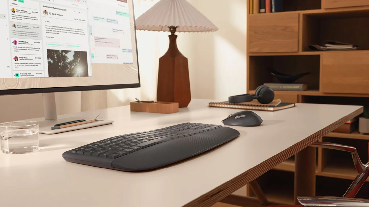 Set klávesnice a myši Logitech MK880 Signature Comfort Plus na pracovním stole