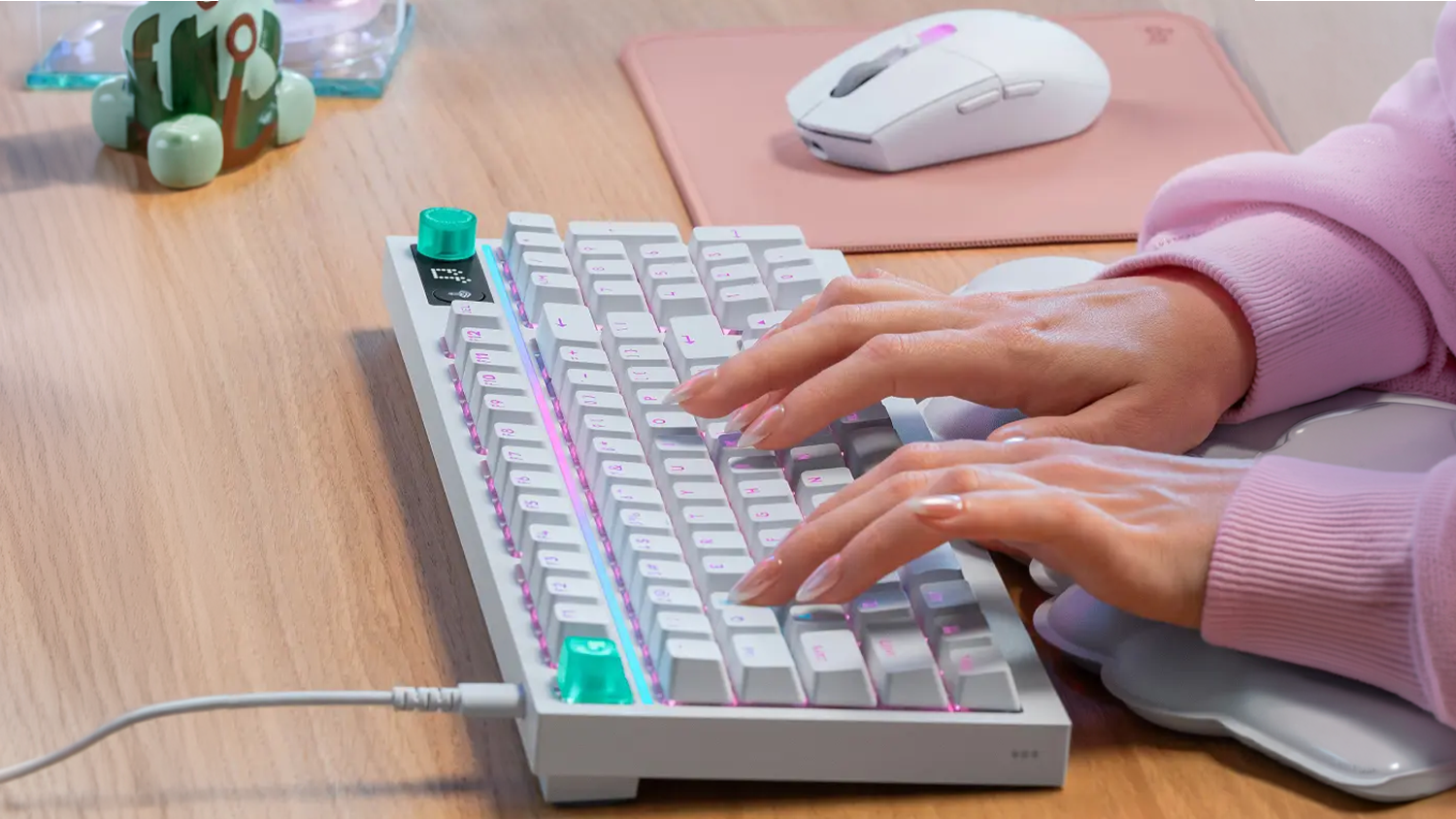 Ruce na herní klávesnici Logitech G316 X 98