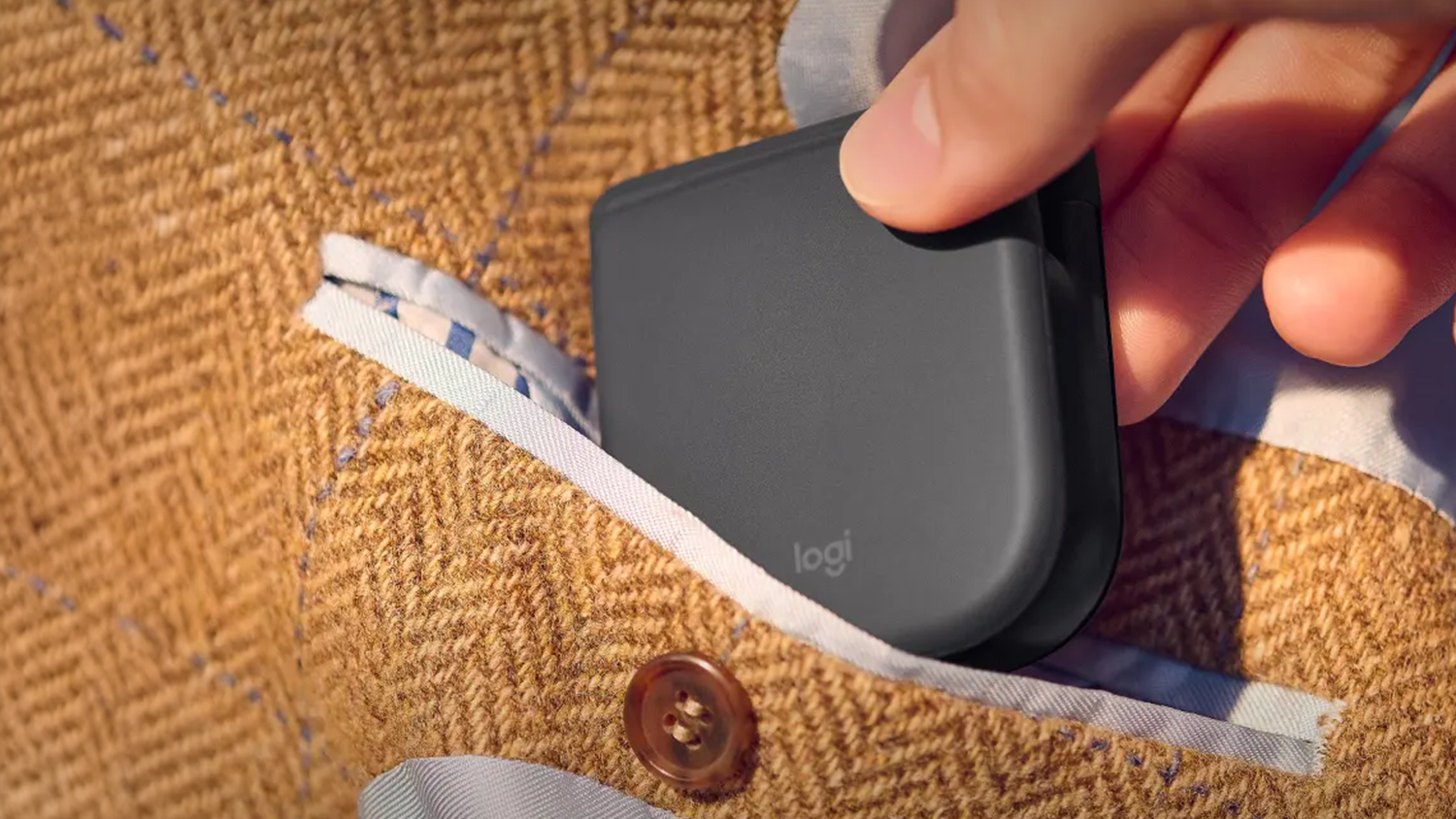 Cestovní myš Logitech MOBI FOLD Graphite, sloe´žená v kapse u košile