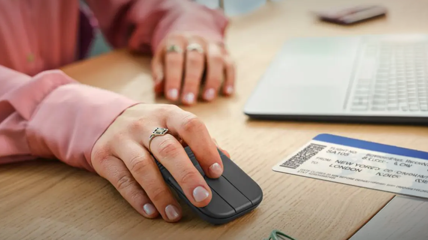 Žena pracuje na notebooku u stolu s myší Logitech MOBI FOLD