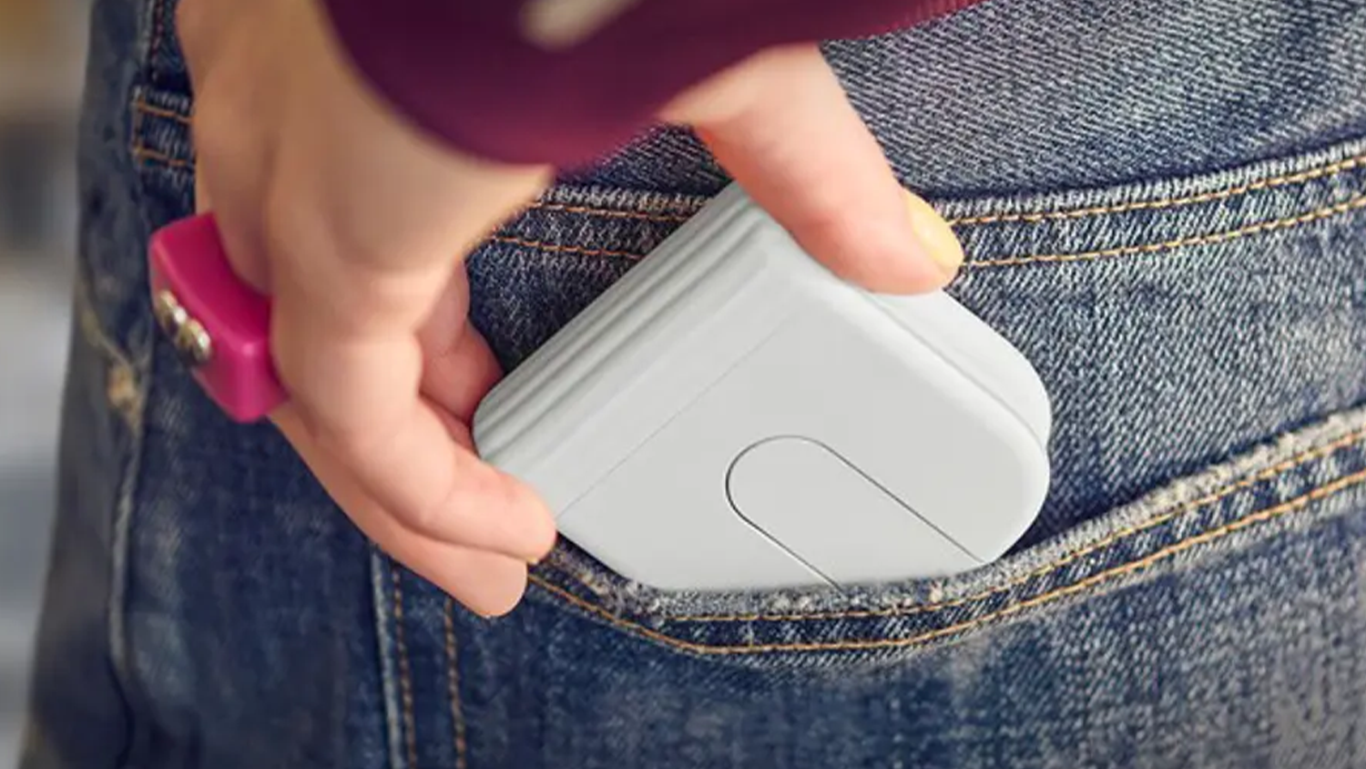 Cestovní myš Logitech MOBI FOLD White, složená v kapse u kalhot
