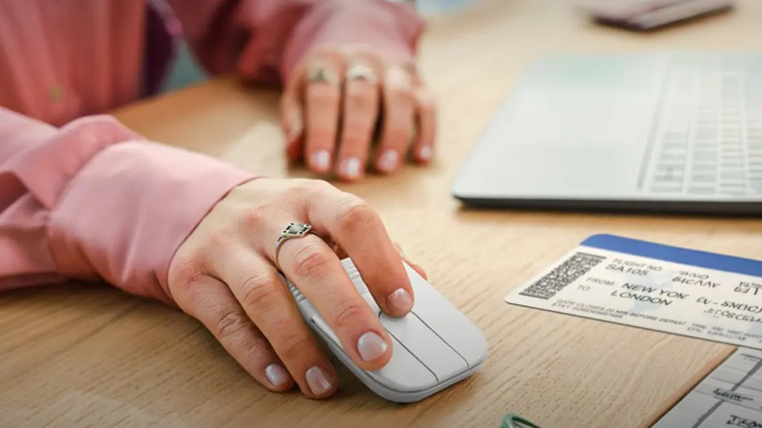 Žena pracuje na notebooku u stolu s myší Logitech MOBI FOLD