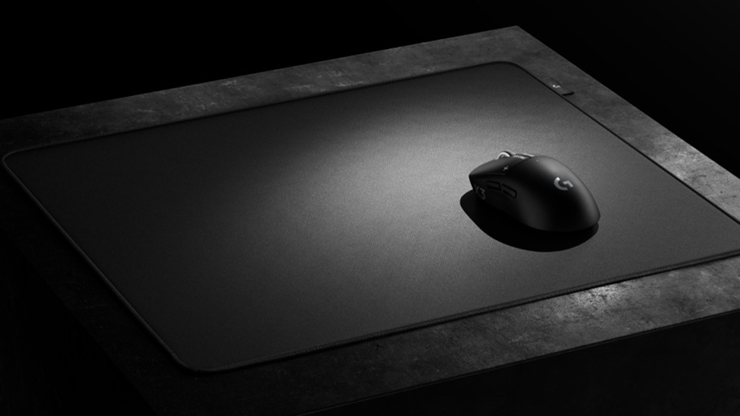 Herní podložka Logitech PRO X Control Gaming Pad na herním stole