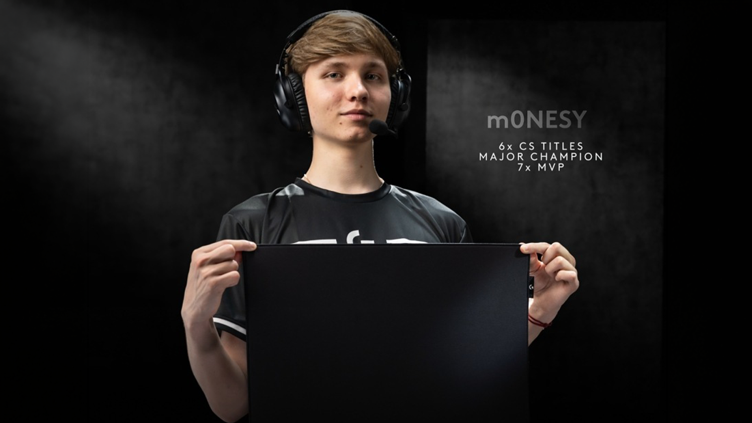 Hráč drží v rukou herní podložku Logitech PRO X Control Gaming Pad