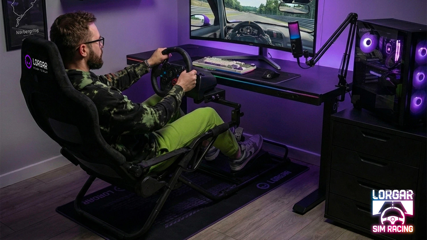 Muž při hraní na počítači v kokpitu LORGAR FLEX RAF1