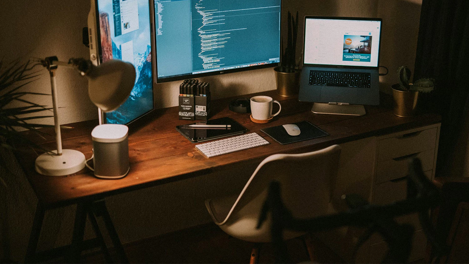 Počítačový setup s monitormi a notebookom