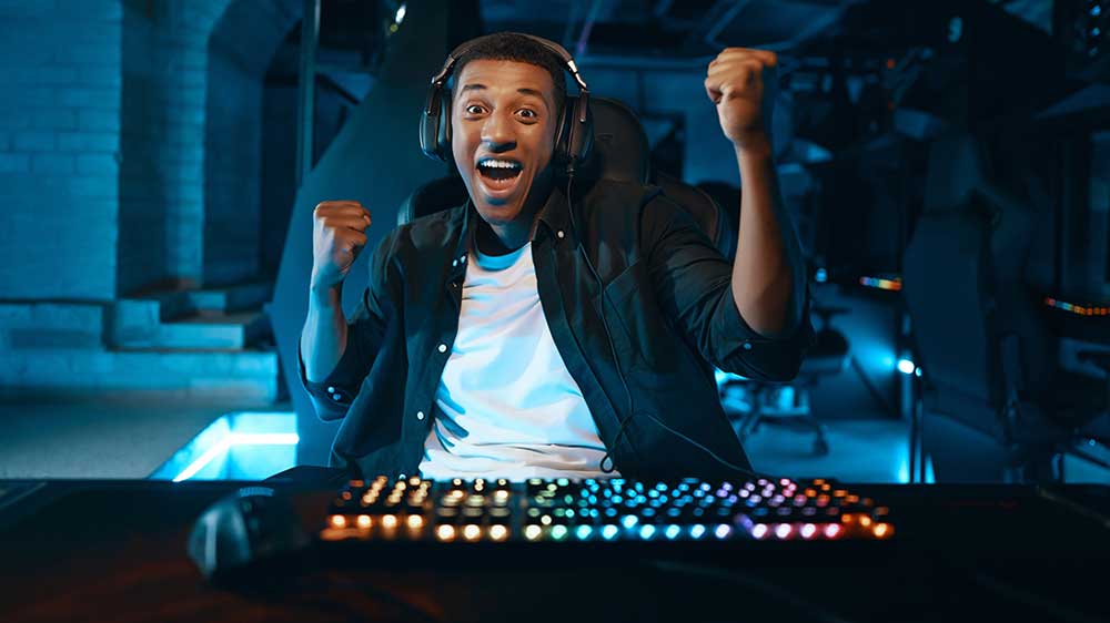 Muž hrající na počítači LYNX Challenger i5_02