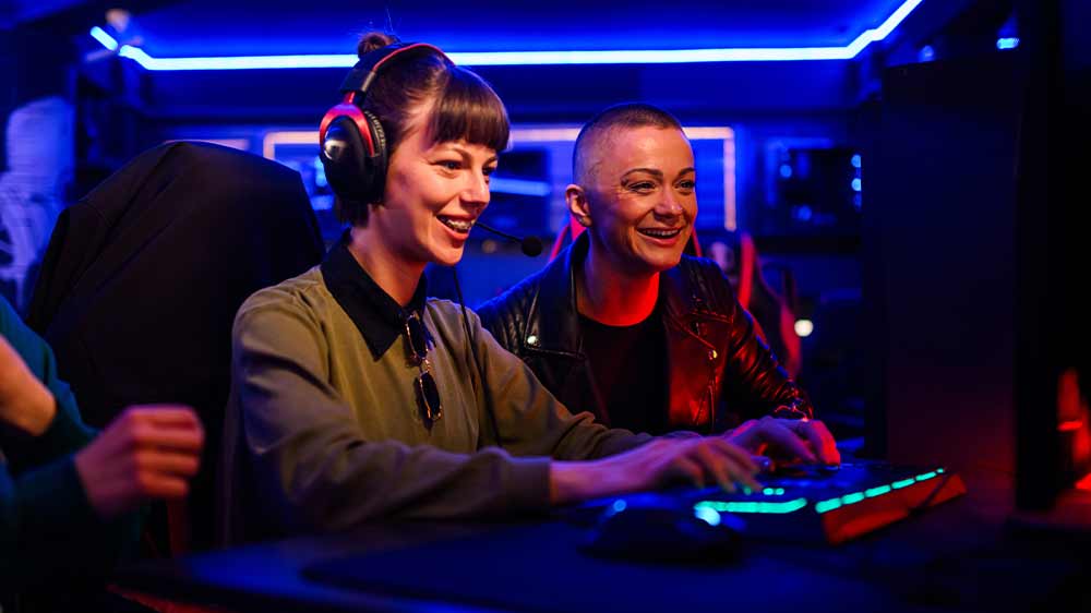 Dvojice žen hrající na počítači_05