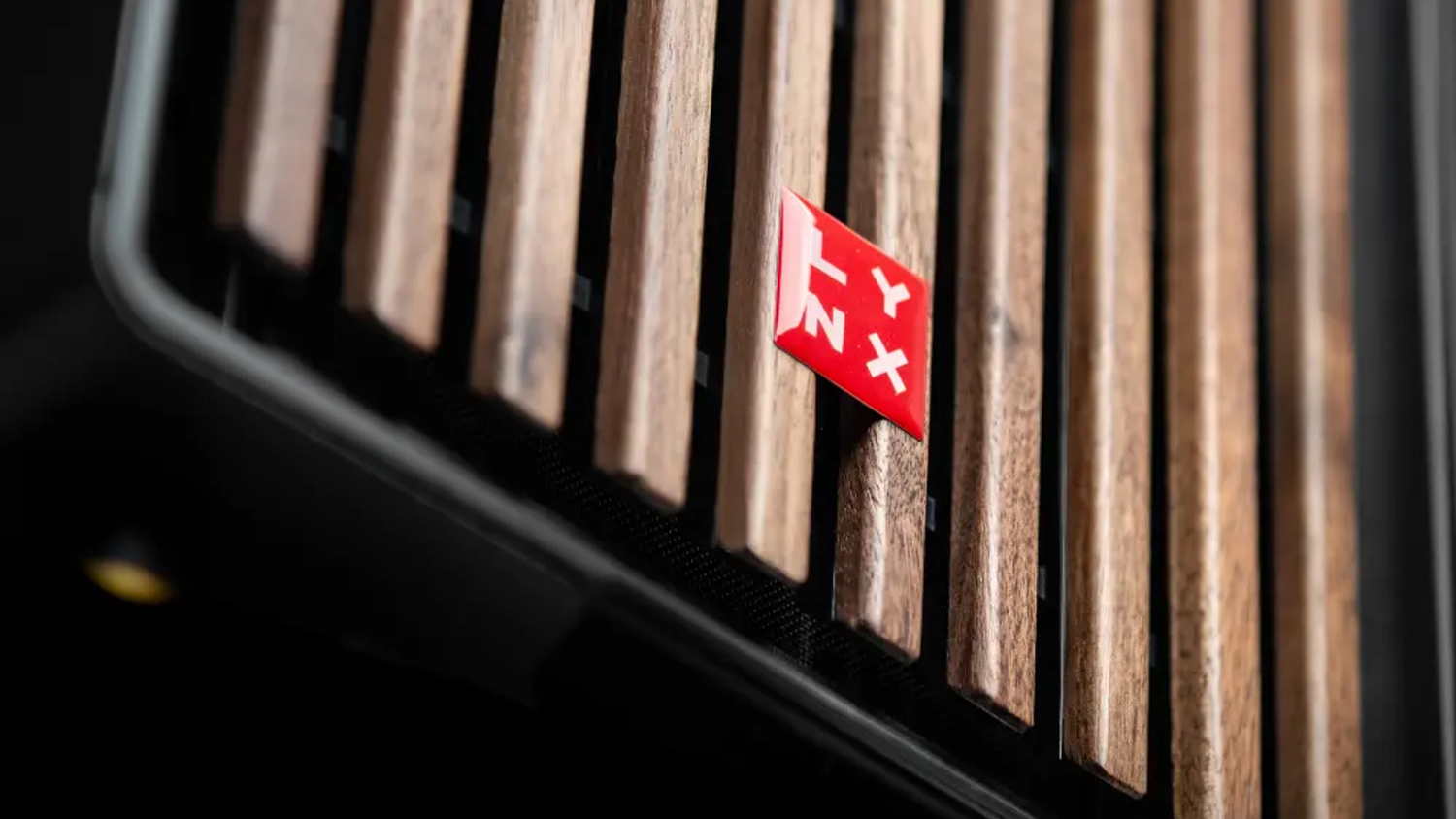 Detail na logo Lynx na počítači Challenger PRO