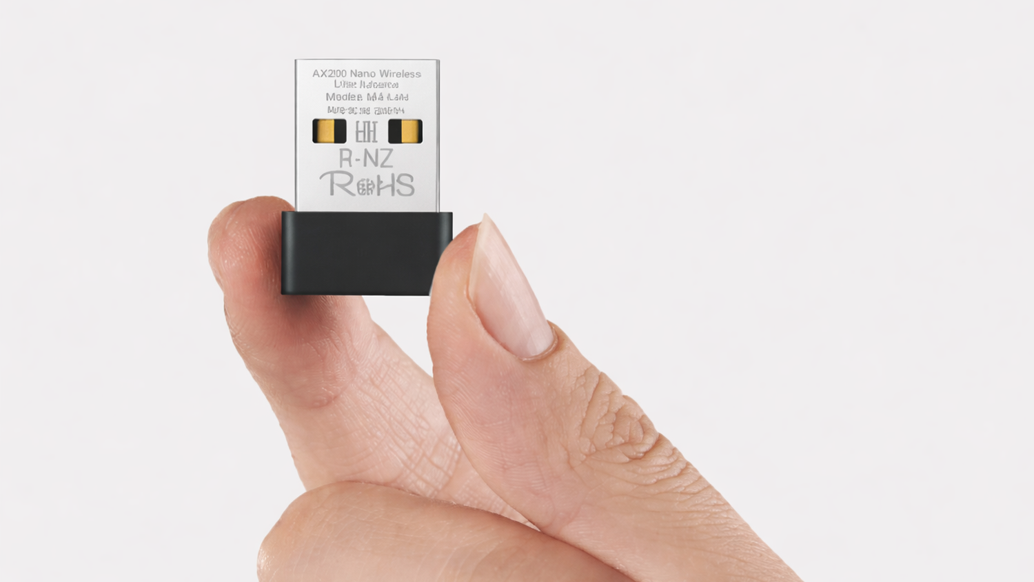 Ruka drží medzi prstami USB adaptér Mercusys MA14N Nano