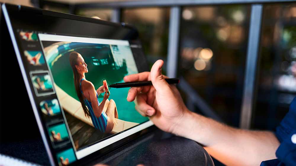 Práce na konvertibilním laptopu s dotykovým perem _03
