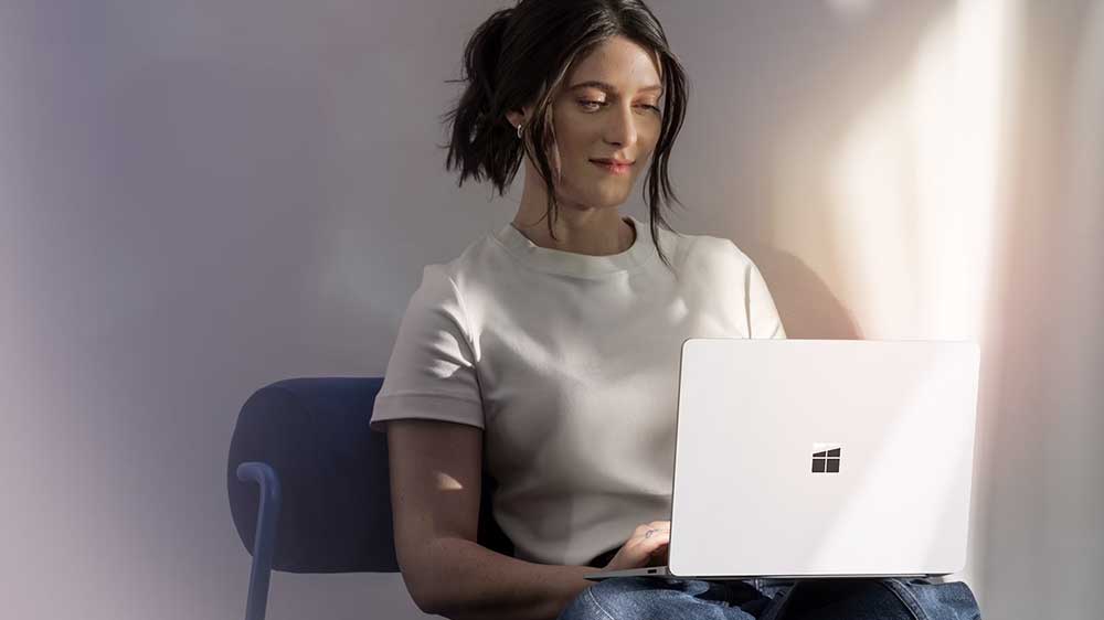 Žena pracující na notebooku_03