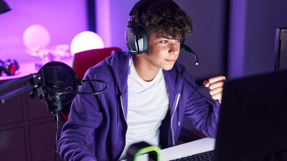 Teenager hraje počítačové hry na monitoru MSI_02