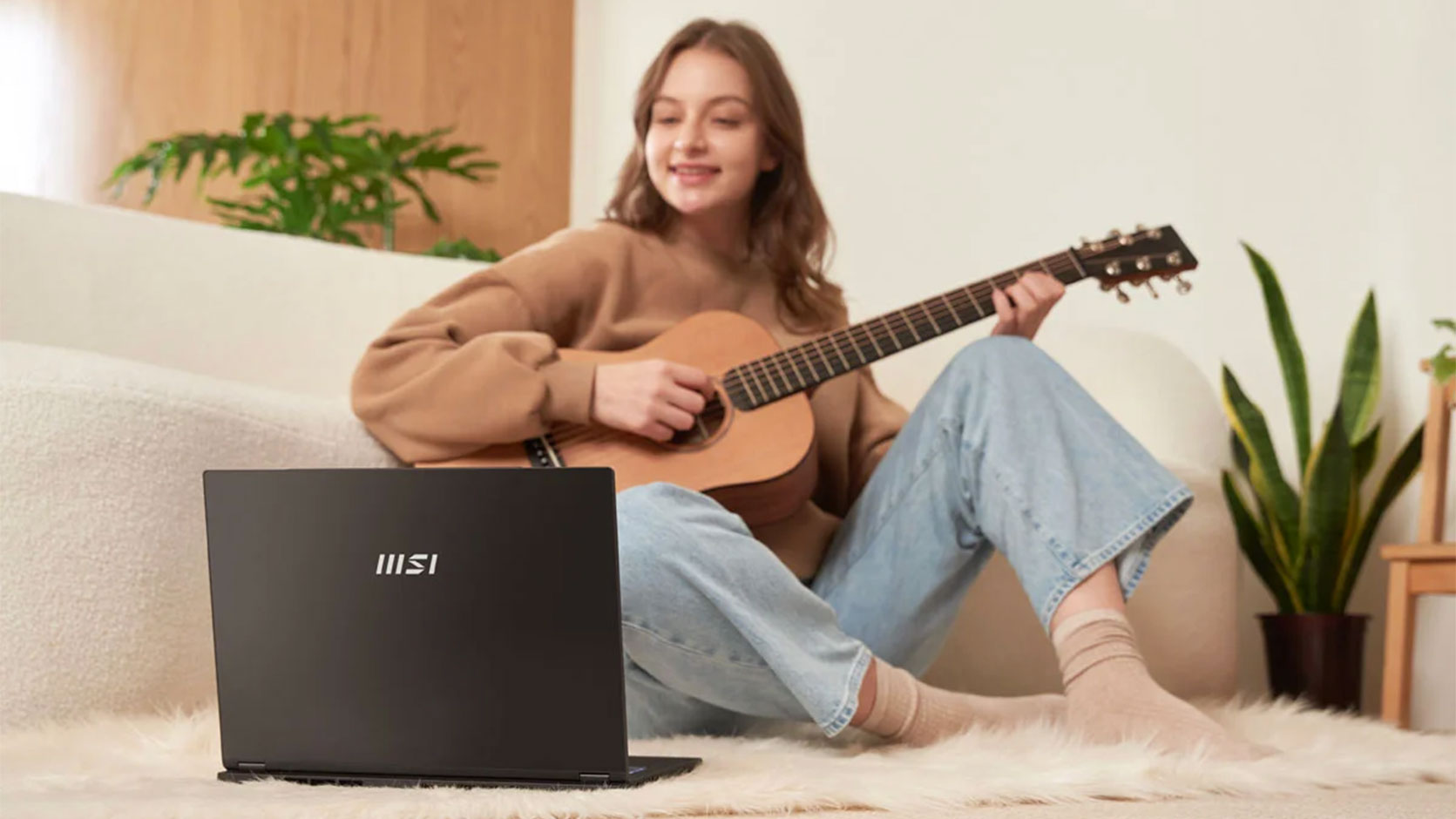 Dívka hrající na kytaru u MSI Modern 14 H_04