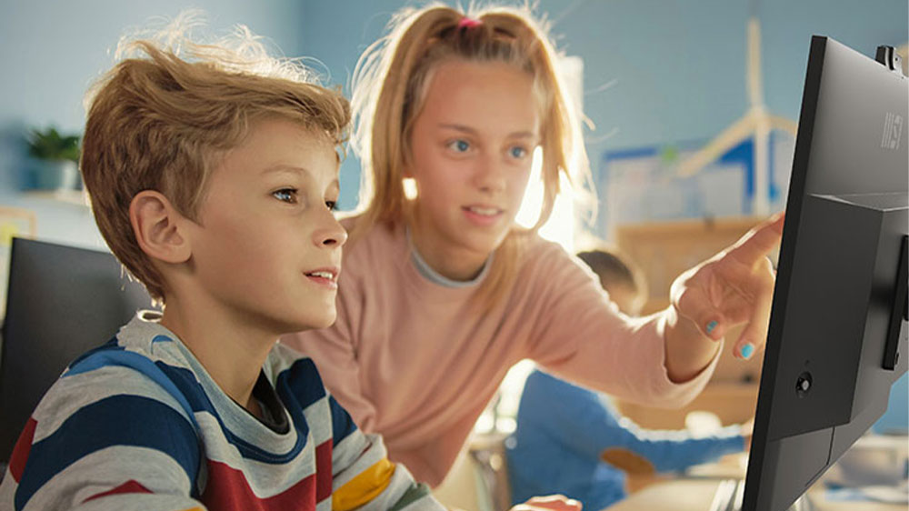 Děti pracující na monitoru MSI PRO MP275QPDG_04