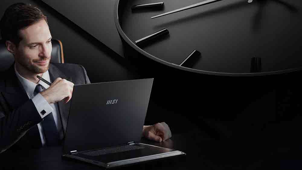 Muž pracující na notebooku MSI SummitPro 16 AI s grafikou hodin na pozadí_02