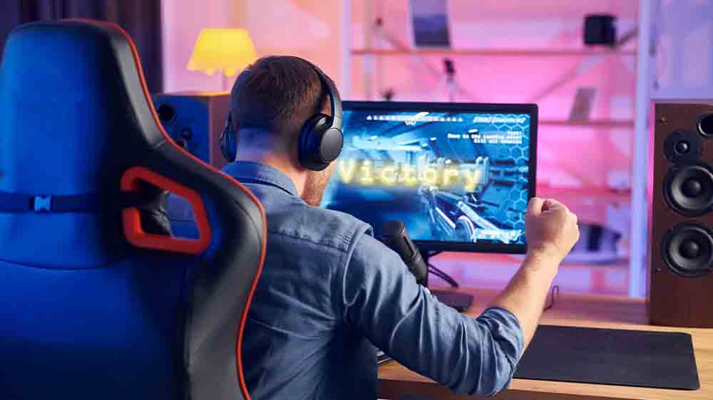 Muž hraje hru na počítači_02