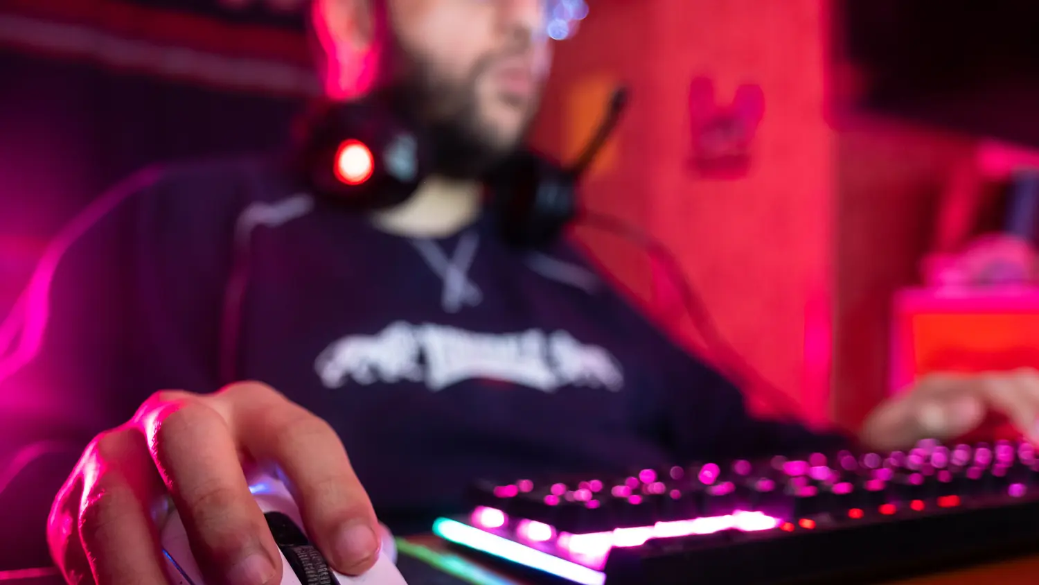 Muž hraj&uacute;ce hry na poč&iacute;tači