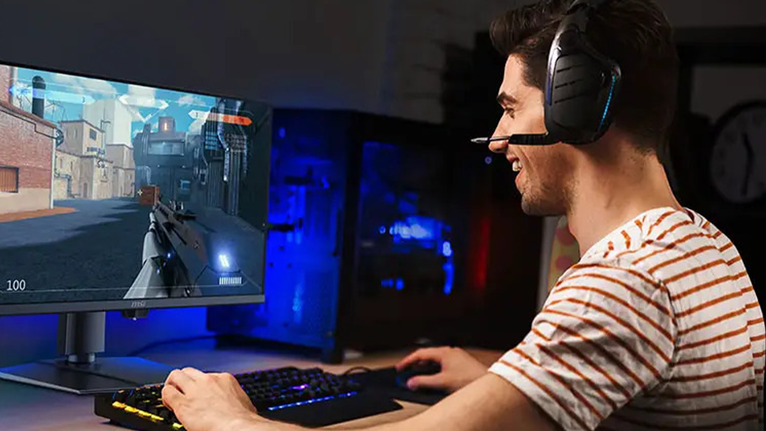 Muž hraje hry na monitoru MSI