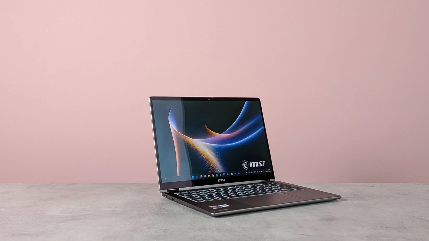 Ružov&eacute; pozadie a notebook MSI