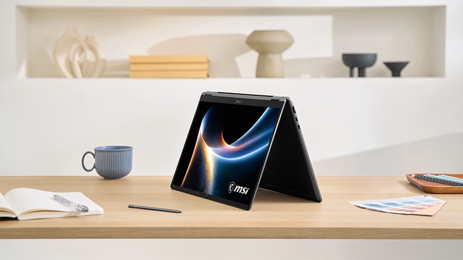 Preklopen&yacute; notebook MSI na pracovnom stole