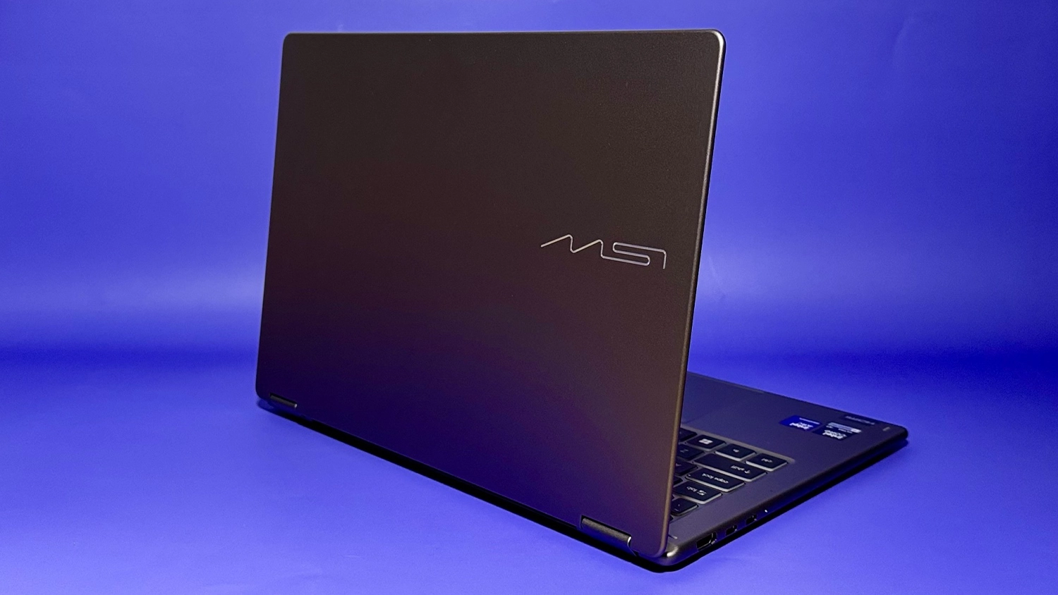 Modr&eacute; pozadie s notebookom MSI