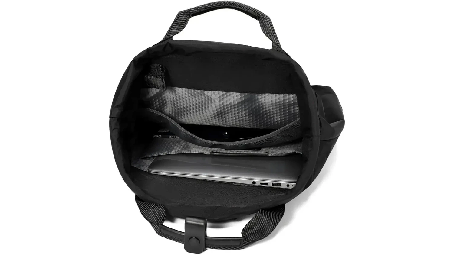 Otevřen&yacute; batoh na notebook Mybalo Verso Black s uložen&yacute;m notebookem v př&iacute;slu&scaron;n&eacute; kapse