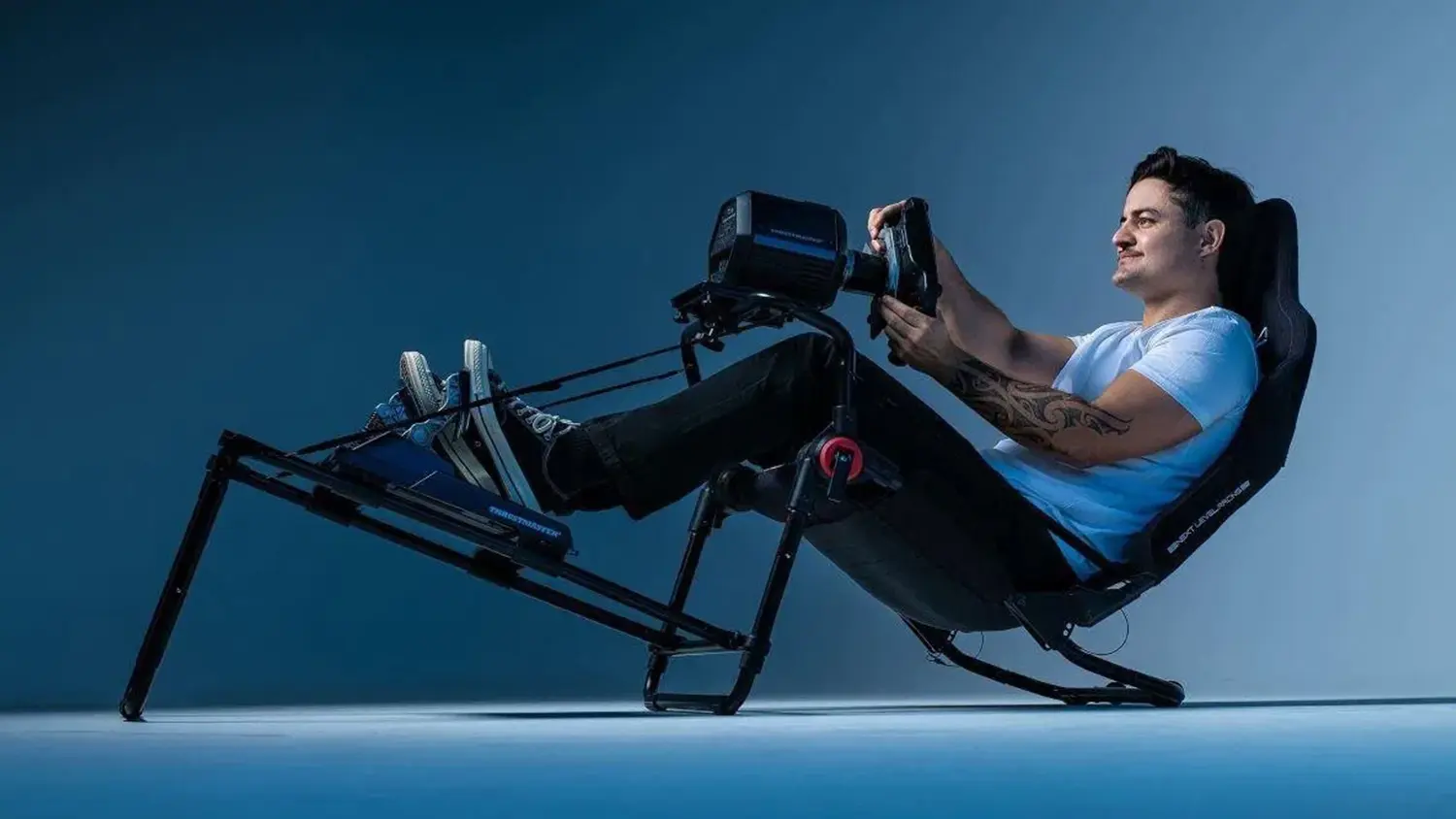 Muž sedící v herním závodním kokpitu Next Level Racing Formula LITE Pro