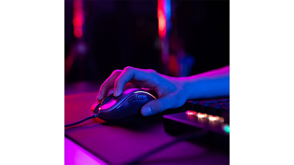 Herná myš Niceboy ORYX M300 Duke čierna v akcii demonštrujúca presnosť optického senzora a ergonomický tvar