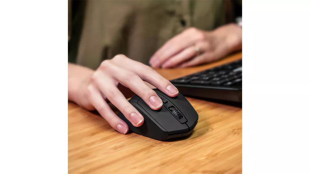 My&scaron; Niceboy OFFICE M10 Ergonomic pri použit&iacute; na pracovnom stole demon&scaron;truj&uacute;ca presnosť optick&eacute;ho senzora