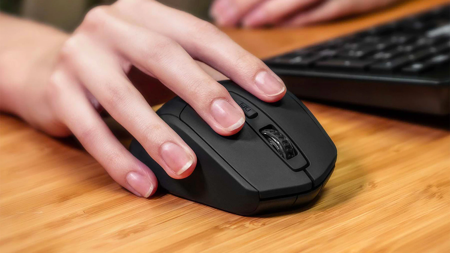 Sada klávesnice s myšou Niceboy OFFICE MK10 Comfort Set zobrazujúca multimediálne klávesy a ergonomický tvar myši s nastaviteľným DPI