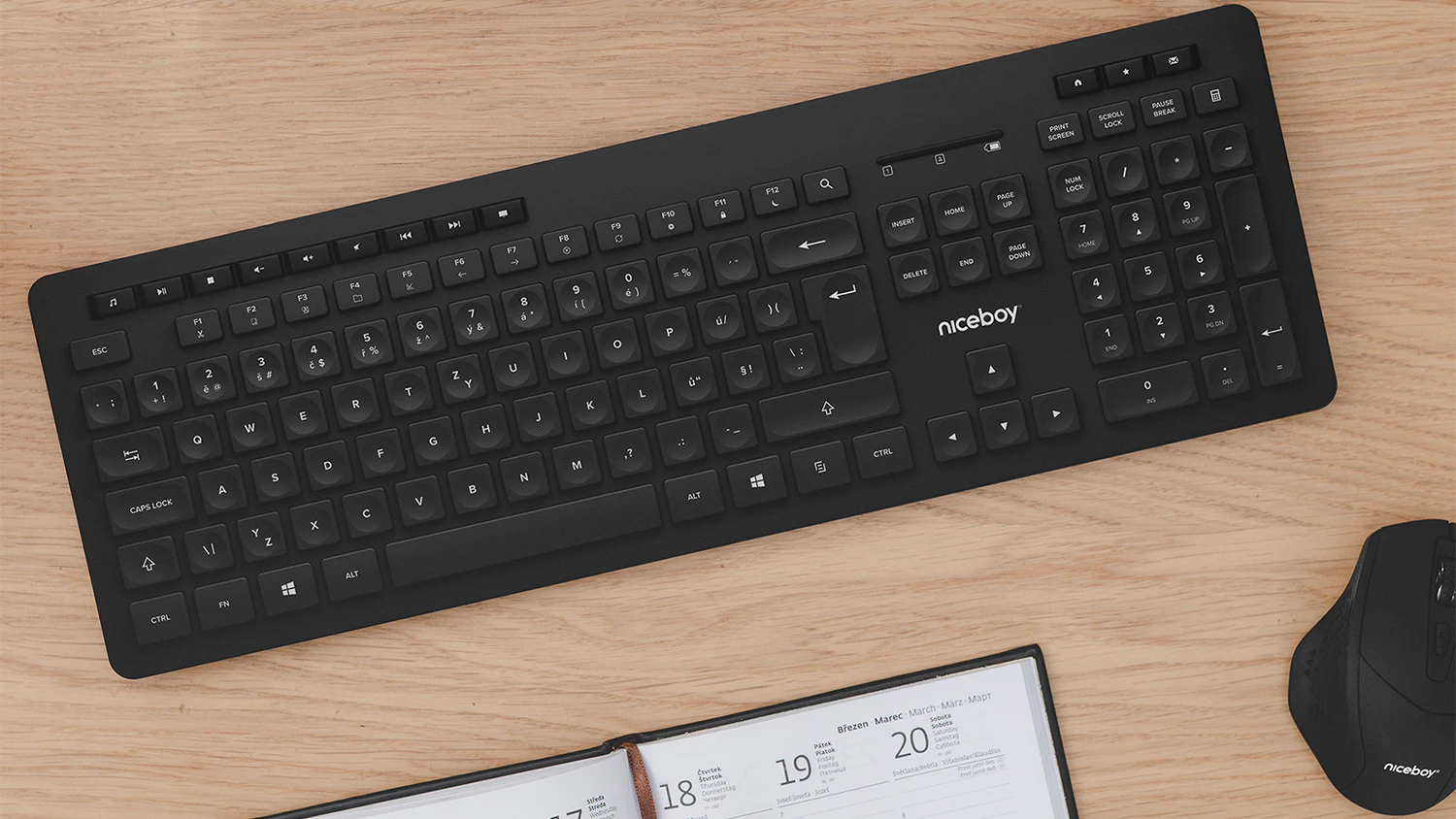 Sada klávesnice s myšou Niceboy OFFICE MK10 Comfort Set pri použití v kancelárskom prostredí s dôrazom na ergonómiu a bezdrôtové pripojenie