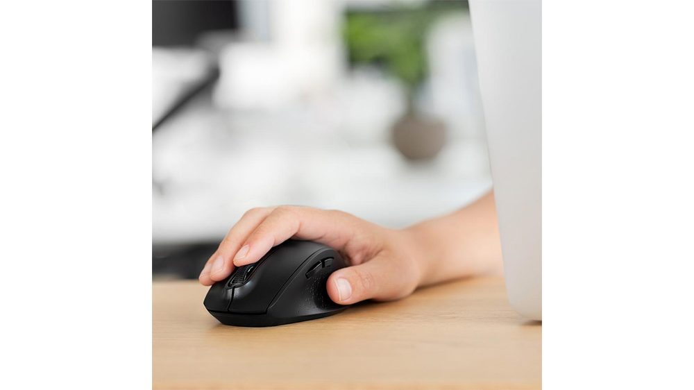 Myš Niceboy OFFICE M30 BT Wireless při používání na pracovním stole s důrazem na ergonomický tvar a nízkou hmotnost