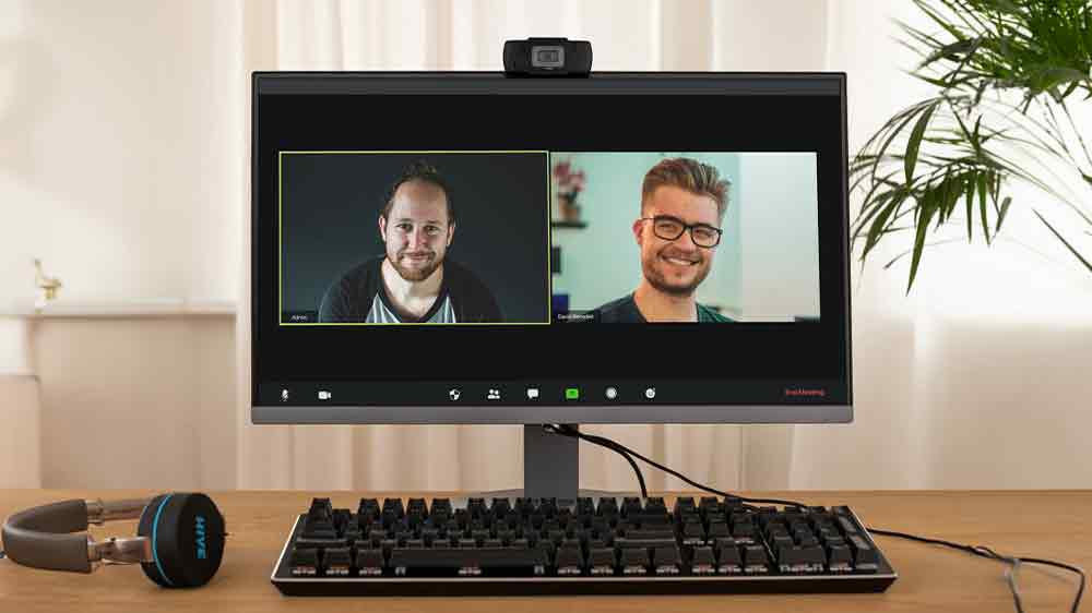 PC s webkamerou při videohovoru_03