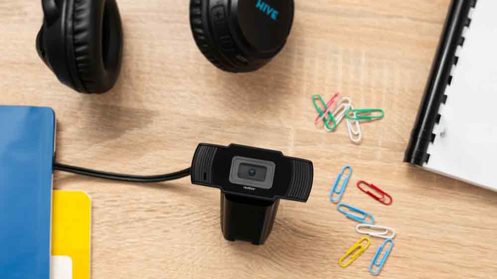 webkamera na stole s pomůckami_04