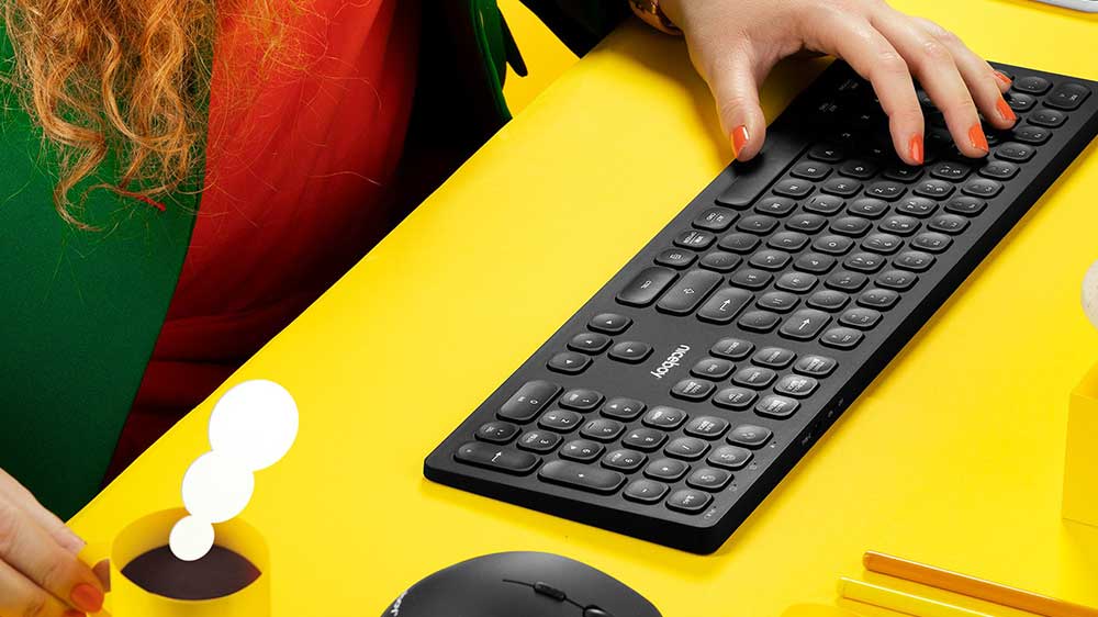 Osoba píšící na Niceboy OFFICE K30_03
