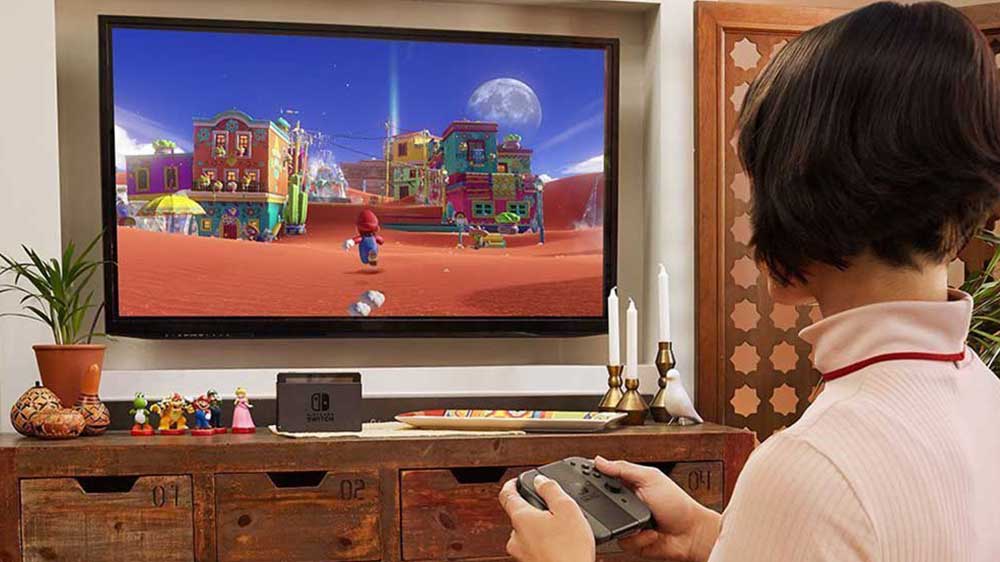 Žena hrající Maria na konzoli Nintendo Switch_2