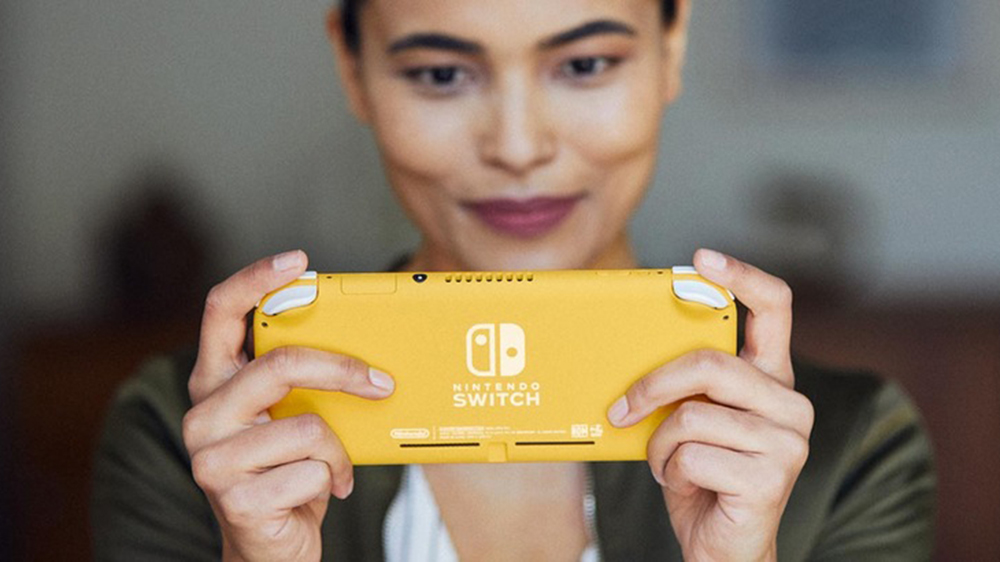Žena hrající na Nintendo Switch Lite _02