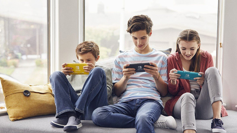 Děti hrající na Nintendo Switch Lite_03